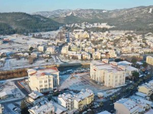 Seydikemer beyaza büründü