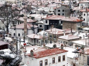 Tarihi Muğla evleri beyaz örtüyle kaplandı