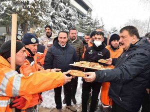 Gürkan, sahada çalışan personellerle bir araya geldi