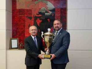 Gümrükçü, en büyük kupayı Kılıçdaroğlu’na götürdü