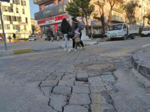 Kuşadası’nda çukurlar tehlike saçıyor