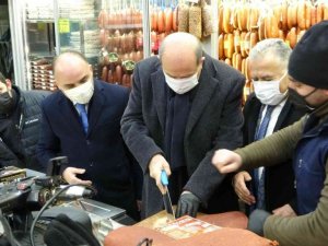 Tatar pastırma kesti, esnafı ziyaret etti