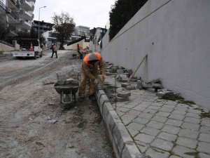 Kuşadası’nda belediye ekipleri sorunları çözüyor