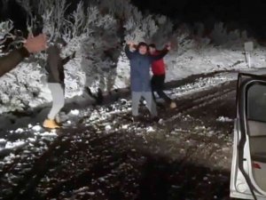 Yangında yüreği yanan köylüler, kar görünce oynadı