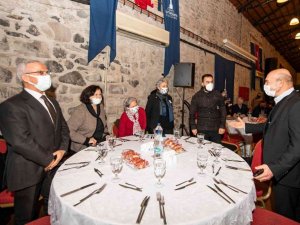 Başkan Soyer, İzmir depreminde hayatını kaybedenlerin yakınlarıyla buluştu