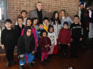 Cengiz Kurtoğlu, minik hayranlarıyla buluştu