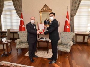 Cumhurbaşkanlığı Yatırım Ofisi Başkanı Dağlıoğlu Vali Karadeniz’i ziyaret etti