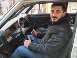 1979 model klasik otomobil, bahçe duvarı yıkılınca vinçle çıkarıldı