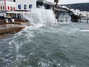 Bodrum’u fırtına vurdu, milyon dolarlık tekneler denize gömüldü, bazı tekneler karaya oturdu