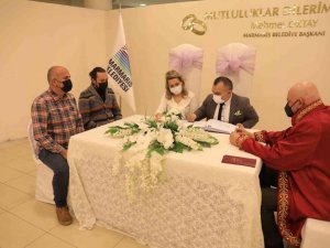 Mutluluğa özel tarihte evet dediler