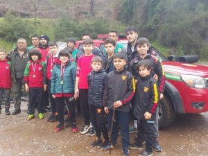 Turnuvaya gelen futbolcular fidan dikti