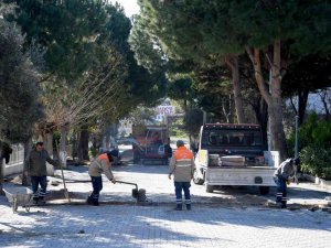 Kuşadası’nda yol çalışmaları devam ediliyor