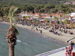 Sahilde adım atacak yer kalmadı