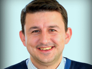 Zafer Partili Bayraktar yazar Ergün Poyraz’a yönelik saldırıdan Kuşadası Belediyesini sorumlu tuttu