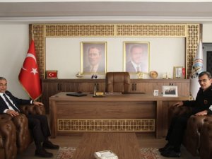 Başkan Kaplan yeni makam odasında ilk misafirini ağırladı