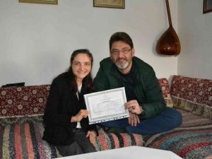 Başkan İşlek’ten lise diplomasını alan engelli kıza üniversite eğitim masraflarını karşılama sözü