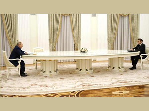 Macron ve Putin’in oturduğu masa Fransa basınının gündeminde