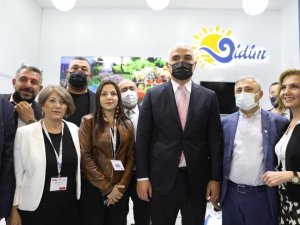 Bakan Ersoy, fuarda Didim Belediyesi’nin çalışmaları hakkında bilgi aldı