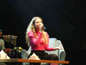 Irmak Arıcı Esenler’de sevenleriyle buluştu