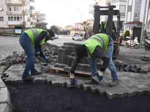 Kuşadası’nda yol yapım çalışmaları devam ediyor