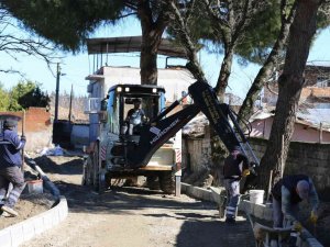 Efeler, öğrenciler için yolu yeniledi
