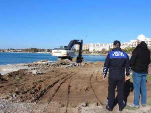 Didim’de kaçak yapılar yıkılıyor