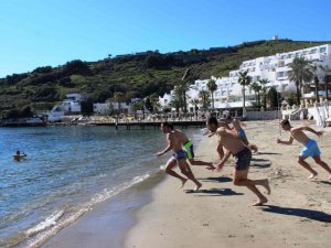 Sıcak havayı görünce soluğu denizde aldılar