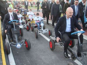 Bakan Soylu, çocuklarla trafik eğitim aracı kullandı, renkli görüntüler oluştu