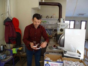 Köy kahvesinde odun ateşinde çay keyfi