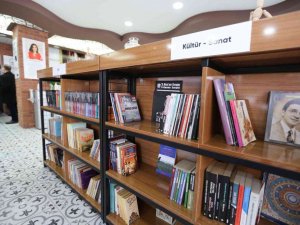 Başkan Atay Efeler’i kitaplarla dolduruyor