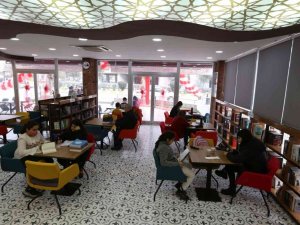 Efeler’de hizmete açılan 4’üncü Kitap Kafe gençlerin ilgi odağı oldu