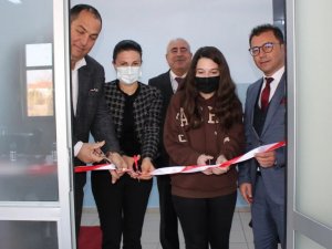 Ortaca’da hayırsever aile okula kütüphane yaptırdı