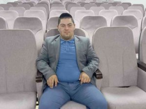 Down sendromlu Erdinç sesiyle dengbejlere taş çıkarıyor
