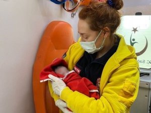 Minik bebek sağlı ekiplerinin kucağında evde gözlerini dünyaya açtı