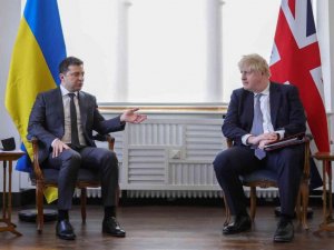 Zelenskiy ve Johnson’dan Donbass krizi konusunda diplomasi çağrısı