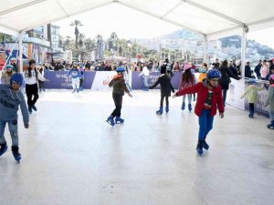 Kuşadası’nda buz pateni keyfi
