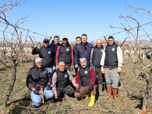 Başkan Öküzcüoğlu üzüm bağlarında budama yapan işçilerle buluştu