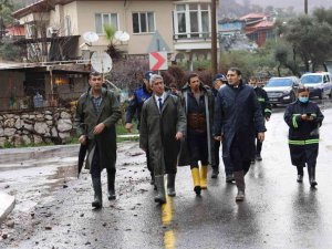 Marmaris Belediyesi, sağanak yağışla birlikte yaşanan olumsuzluklara anında müdahale etti