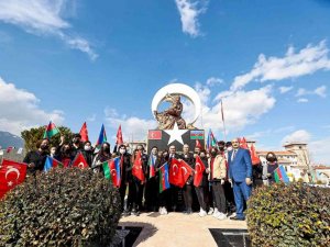 Azerbaycan Büyükelçisi’nden Hocalı Soykırımı Anıtı’na kırmızı karanfil