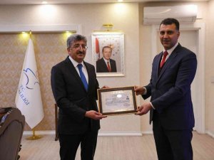 Vali Bilmez’den Kaymakam Savar’a başarı belgesi