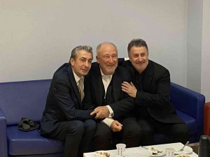 Ataşehir’de ‘Şifa Niyetine’ oyununun 5. yılında Altan Erkekli’ye sürpriz kutlama