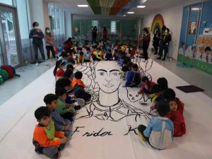 Büyükşehir’in minik öğrencilerden dev Frida Kahlo portresi