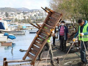 Bodrum’da kaçak iskeleler yıkılıyor