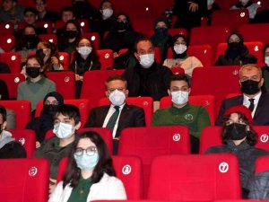 Vali Aksoy, öğrencilerle birlikte Malazgirt 1071 filmini izledi