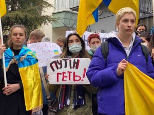 Türkiye’de yaşayan Ukraynalılar, Rusya’yı protesto etti: "Putin Ukrayna’dan git"