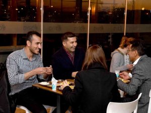 Kuşadası Belediyesi sofrasını üniversite öğrencileriyle paylaşıyor