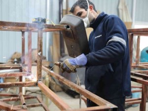 Didim’de hurda malzemeler sokak hayvanları için yuva oluyor