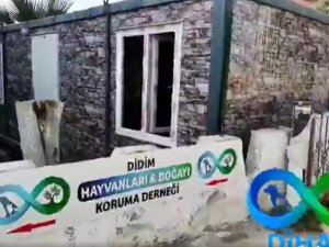 Didim’de  hayvansever eşinin hayrına, barınağa bağışta bulundu