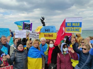 Kuşadası’nda Ukraynalılar, Rusya’yı protesto etti
