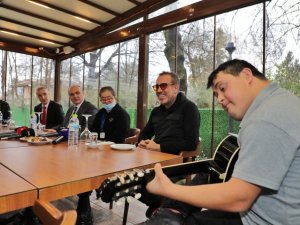 Haluk Levent, özel bireyler için mini konser verdi